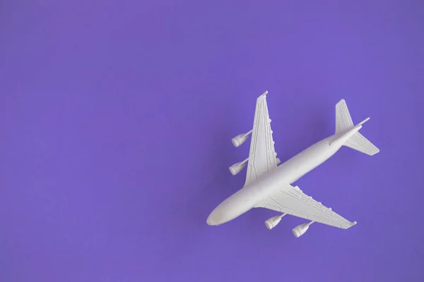 Plastikowe Zabawki Samolot Fioletowym Tle — Zdjęcie stockowe