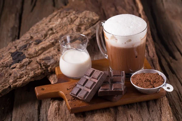 木製の背景に冷たいチョコレート ミルク飲み物とチョコレート バー — ストック写真