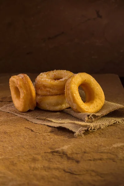 Пончики Сахаром Тёмном Фоне — стоковое фото