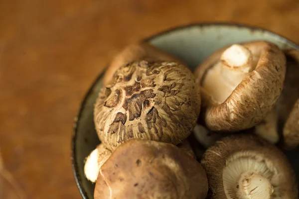 Grzyby Shiitake na drewnianym stole. Selektywny fokus — Zdjęcie stockowe