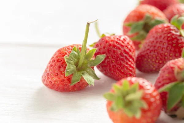 Blick Auf Frische Erdbeeren Auf Weißem Holztisch — Stockfoto