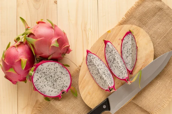 Tropische dragon fruit op houten bord en keuken hakmes — Stockfoto