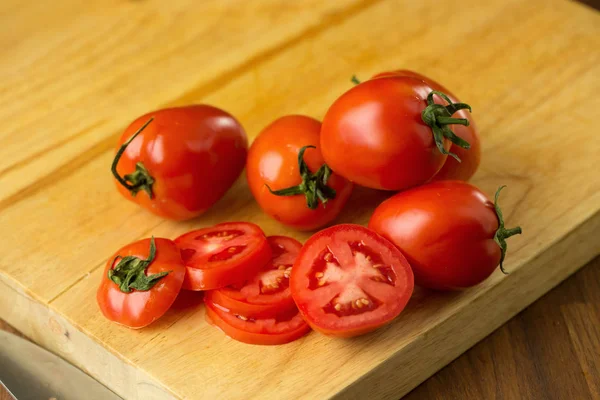 Skiver Modne Tomater Træplade - Stock-foto