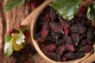 Ahşap ahşap arka plan bardakta dut meyveleri