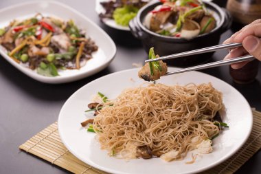 Kızarmış Çin yuvarlak şehriye Tay tarzı yengeç