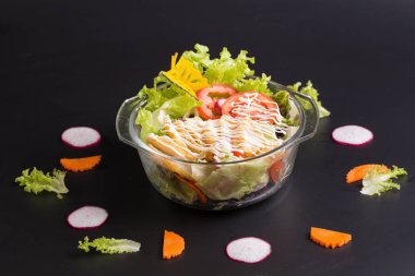 Taze yeşil salata Tavuk ve salata taze yaz arka plan ile