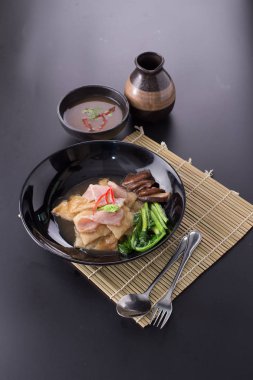 Büyük kızarmış şehriye Çince lahana tepesinde ve mantar ve kırmızı biber çorbası domuz Marine