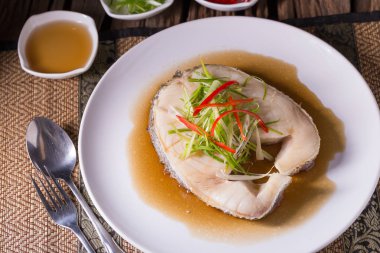 Soya soslu beyaz tabak içinde kar balık buğulama