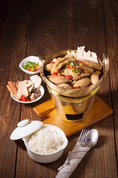 Sopa Pollo Hierbas Latón Sobre Mesa Madera —  Fotos de Stock