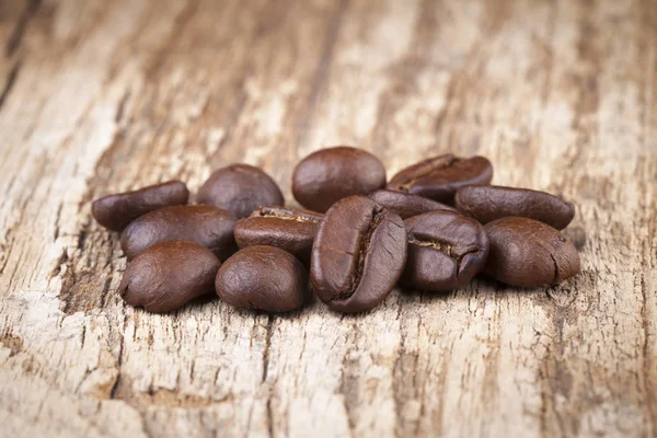 木製の背景でコーヒー豆の焙煎 — ストック写真