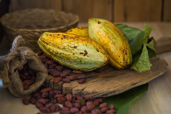 Vainas Cacao Crudo Sobre Fondo Madera — Foto de Stock