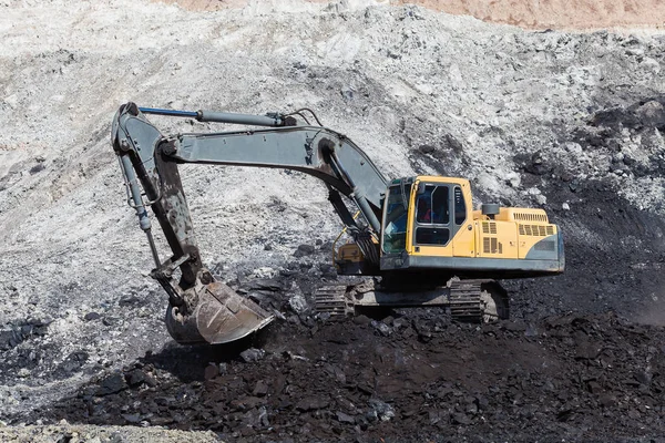 Backhoe kuning bekerja di tambang batubara — Stok Foto