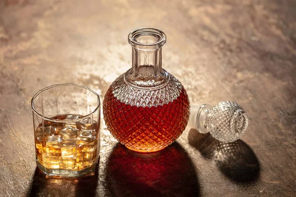 Butelkę Whisky Szklankę Whisky Lodem Ciemnym Tle — Zdjęcie stockowe