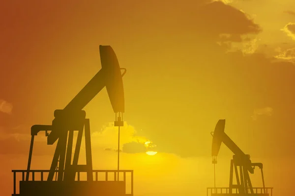 Нефтяной насос нефтяной установки энергетического промышленного оборудования для нефти в — стоковое фото