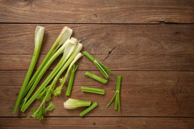 Ahşap arka plan üzerine kıyılmış taze kereviz