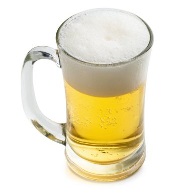 Beyaz arkaplanda izole edilmiş bir bardak soğuk bira.