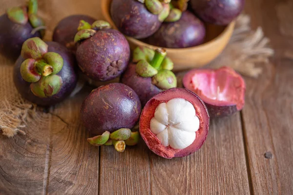 熟したマンゴスチン 木製のテーブルの上の果物の女王 — ストック写真