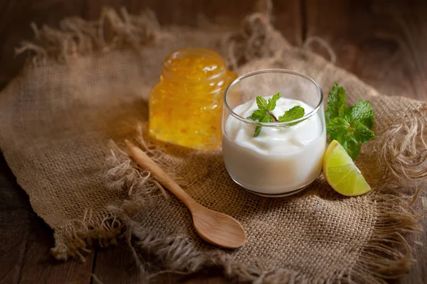 Glas Citron Yoghurt Och Mynta Brunt Träbord — Stockfoto