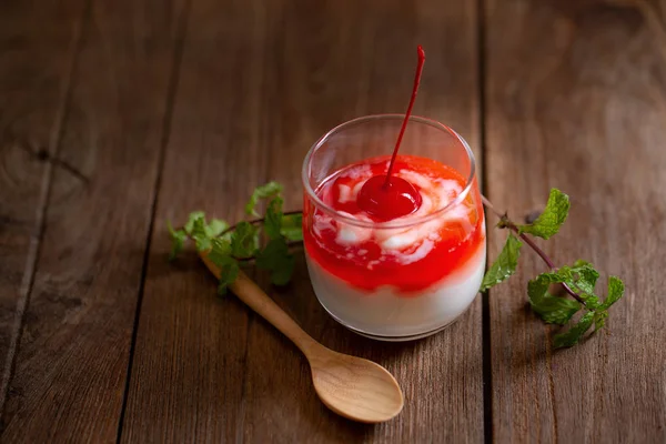 Glass Cherry Jogurt Brązowy Stół Drewna — Zdjęcie stockowe