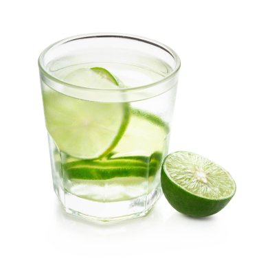 Beyaz arka plan üzerinde izole limon dilimleri ile limon içecek