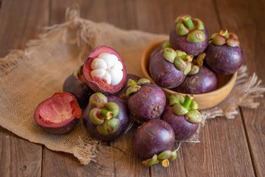 Ahşap masa üzerinde meyve taze Mangosteens kraliçesi yığını