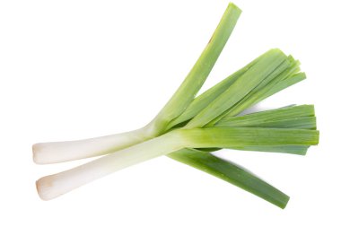 Taze yeşil pırasa beyaz arkaplanda izole