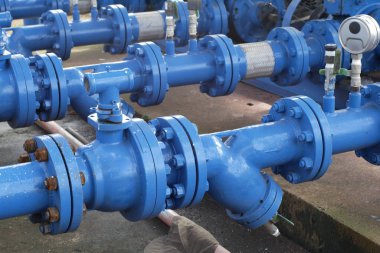 Benzin istasyonundaki valfler, basınç güvenliği kapakçığı seçici odak.