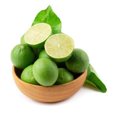 Beyaz arka plan üzerinde izole limon dilimleri yığını