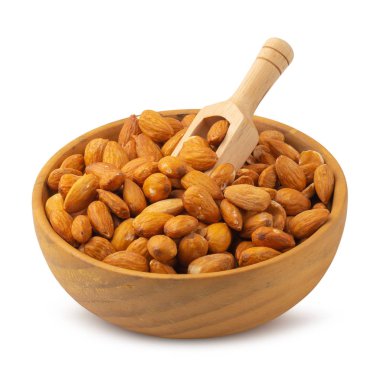 Beyaz arka planda izole edilmiş ahşap kasedeki bademler