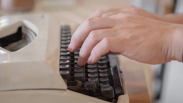 Hand Benutzt Alte Schreibmaschinen Auf Holztisch — Stockfoto