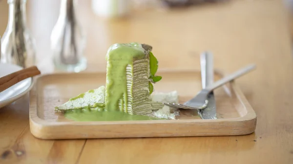 Pastel Crepe Verde Con Hojas Verde Plato Madera — Foto de Stock