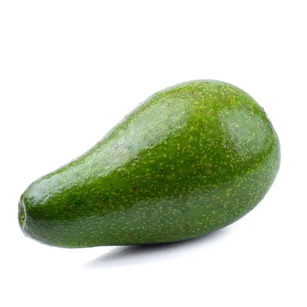 Zelené zralé avokádo izolované na bílém pozadí — Stock fotografie