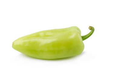 Beyaz arka plan üzerinde izole yeşil hot chili biber