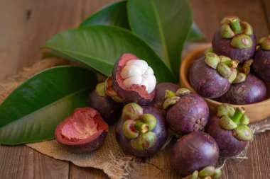 Ahşap masa üzerinde meyve taze Mangosteens kraliçesi yığını