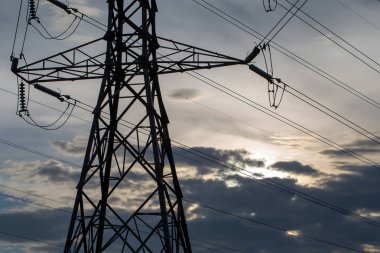 Yüksek gerilim kutup silueti ile renkli dramatik gökyüzü