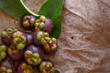 Ahşap masa üzerinde meyve taze Mangosteens kraliçesi yığını