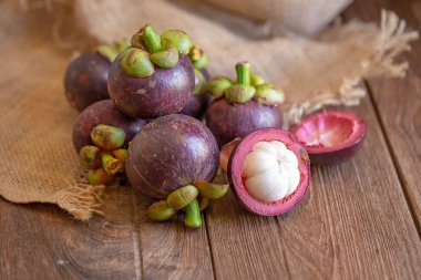 Ahşap masa üzerinde meyve taze Mangosteens kraliçesi yığını