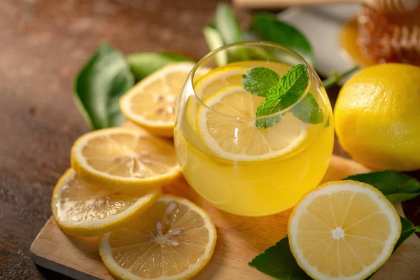 Лимонный Сок Медом Деревянном Столе — стоковое фото