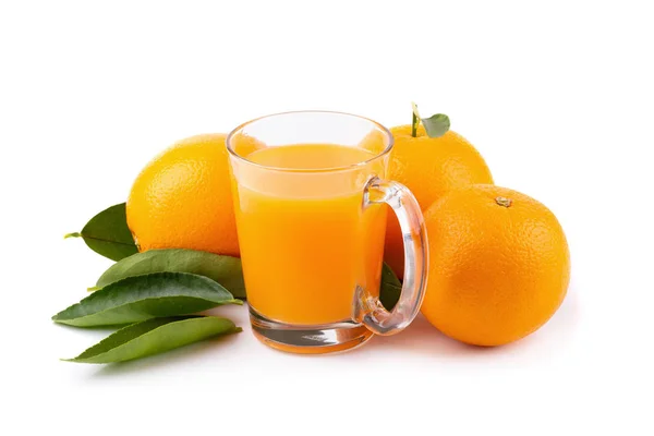 Sklenice Pomerančové Šťávy Čerstvé Pomeranče Izolované Bílém Pozadí — Stock fotografie