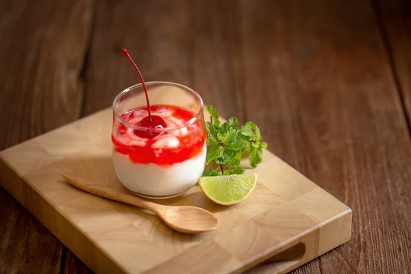 Glas Van Cherry Yoghurt Bruin Houten Tafel — Stockfoto