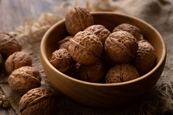 Ceviz iç ahşap zemin üzerine ahşap kase