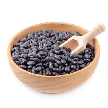 Beyaz arka plan üzerinde izole bir ahşap kase siyah fasulye.