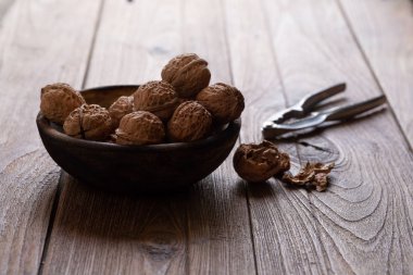 Ceviz iç ahşap zemin üzerine ahşap kase