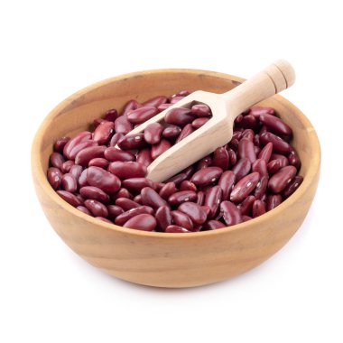 Beyaz arka planda izole edilmiş ahşap bir kasede kırmızı fasulye..