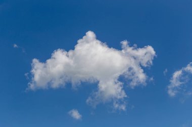 Mavi gökyüzünde beyaz kabarık bulutlar