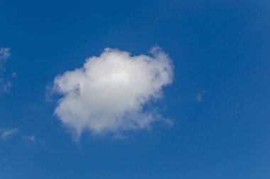 Mavi gökyüzünde beyaz kabarık bulutlar