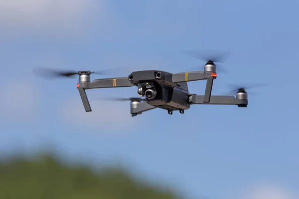 Digital fotoğraf makinesi ile uçan uçak helikopter.