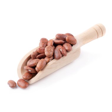 Pinto fasulye beyaz bir arka plan üzerinde izole bir ahşap kase.