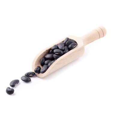 Beyaz arka plan üzerinde izole bir ahşap kase siyah fasulye.