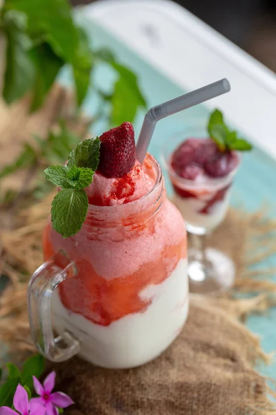 Gezonde Aardbei Smoothie Een Glazen Pot Met Aardbei Bovenop — Stockfoto